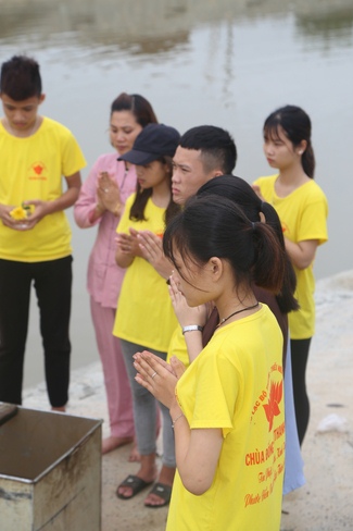 Giving  vegetarian rice portions and release creatures at Dong Cao Pagoda - Thanh Hoa