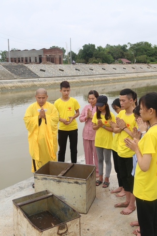 Giving  vegetarian rice portions and release creatures at Dong Cao Pagoda - Thanh Hoa