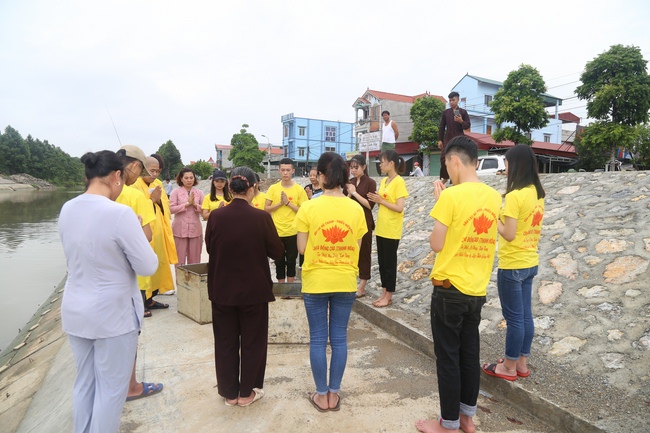 Giving  vegetarian rice portions and release creatures at Dong Cao Pagoda - Thanh Hoa