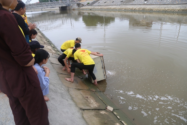 Giving  vegetarian rice portions and release creatures at Dong Cao Pagoda - Thanh Hoa