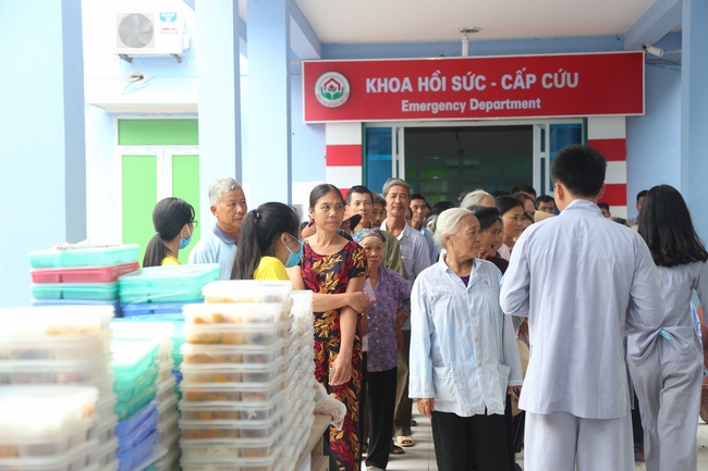 Giving  vegetarian rice portions and release creatures at Dong Cao Pagoda - Thanh Hoa