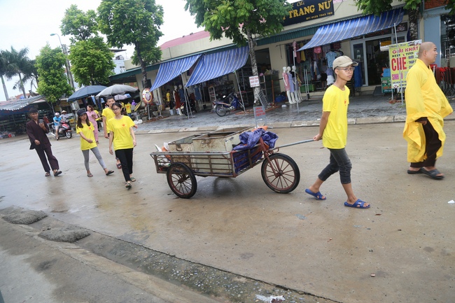 Giving  vegetarian rice portions and release creatures at Dong Cao Pagoda - Thanh Hoa