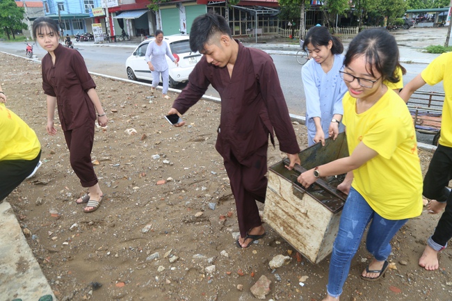 Giving  vegetarian rice portions and release creatures at Dong Cao Pagoda - Thanh Hoa