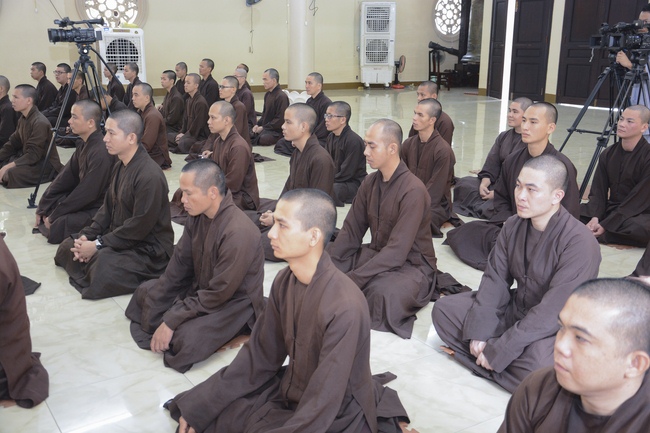 Hành giả an cư tại chùa Hoằng Pháp học giáo lý