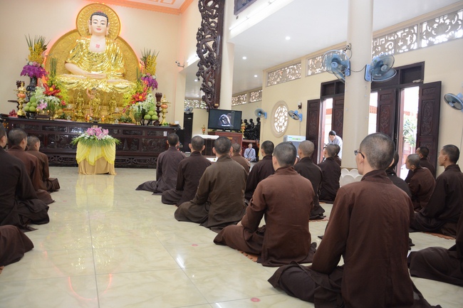 Hành giả an cư tại chùa Hoằng Pháp học giáo lý