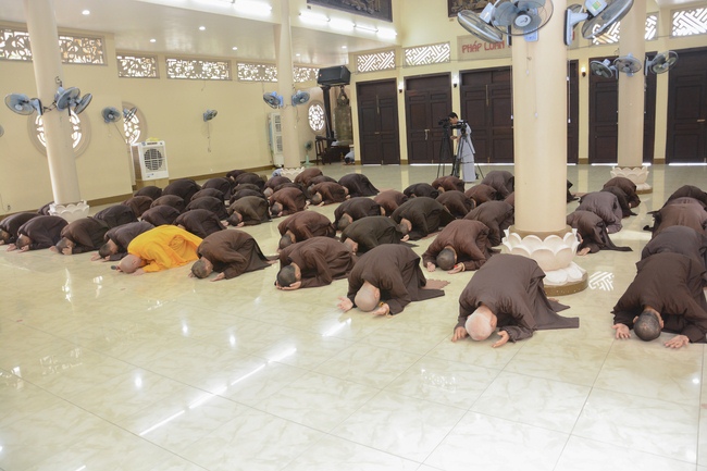 Hành giả an cư tại chùa Hoằng Pháp học giáo lý