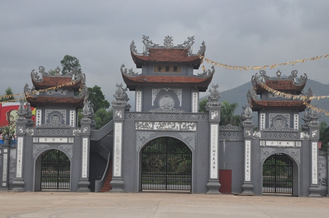Tieu Dao Pagoda Joyfully Offering Donations to Three Summer Retreat Courses