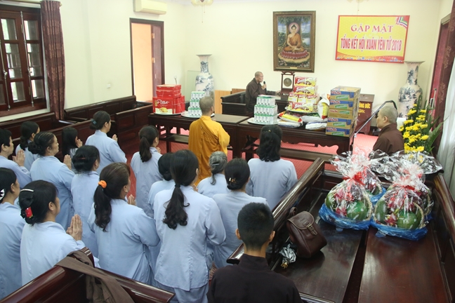 Tieu Dao Pagoda Joyfully Offering Donations to Three Summer Retreat Courses