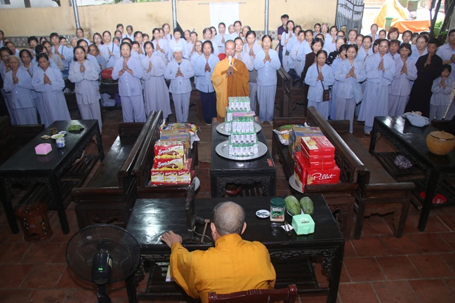 Tieu Dao Pagoda Joyfully Offering Donations to Three Summer Retreat Courses
