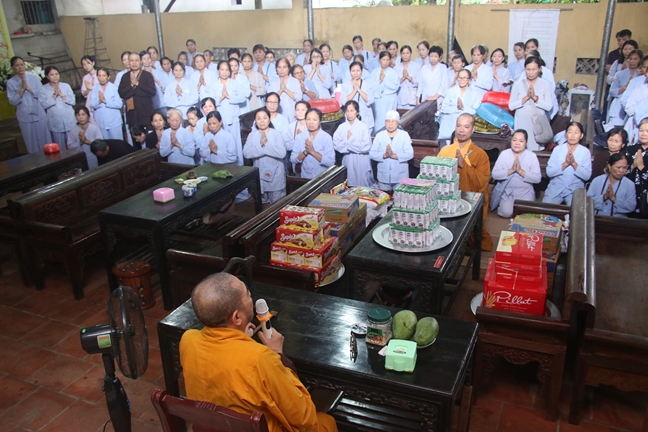 Tieu Dao Pagoda Joyfully Offering Donations to Three Summer Retreat Courses