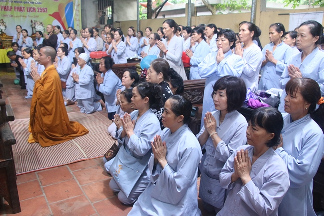 Tieu Dao Pagoda Joyfully Offering Donations to Three Summer Retreat Courses