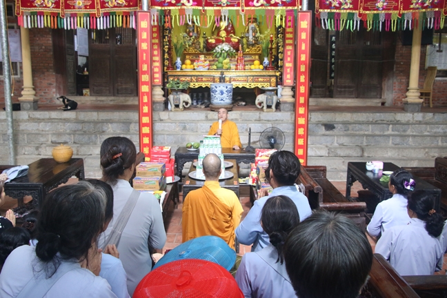 Tieu Dao Pagoda Joyfully Offering Donations to Three Summer Retreat Courses