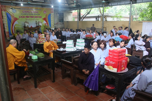 Tieu Dao Pagoda Joyfully Offering Donations to Three Summer Retreat Courses