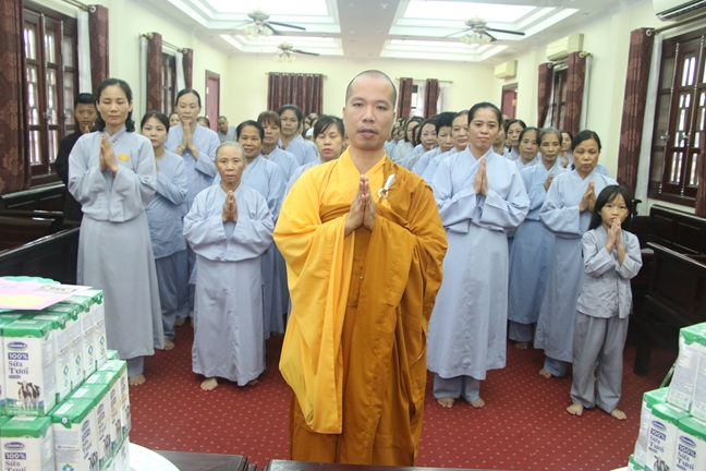 Tieu Dao Pagoda Joyfully Offering Donations to Three Summer Retreat Courses