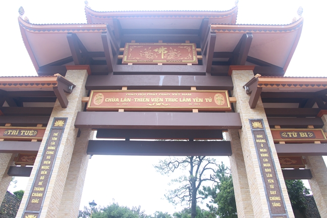 Tieu Dao Pagoda Joyfully Offering Donations to Three Summer Retreat Courses