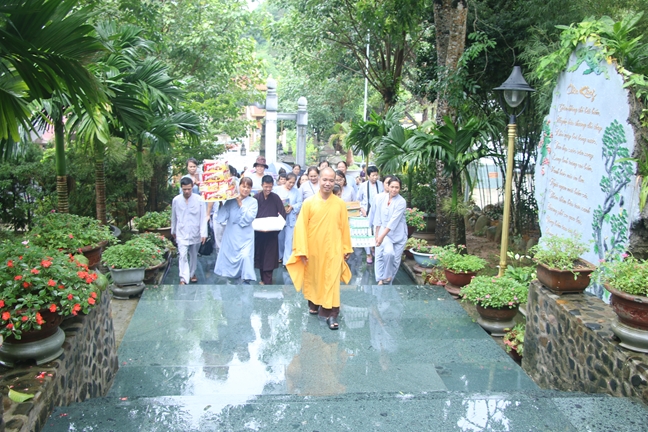 Tieu Dao Pagoda Joyfully Offering Donations to Three Summer Retreat Courses