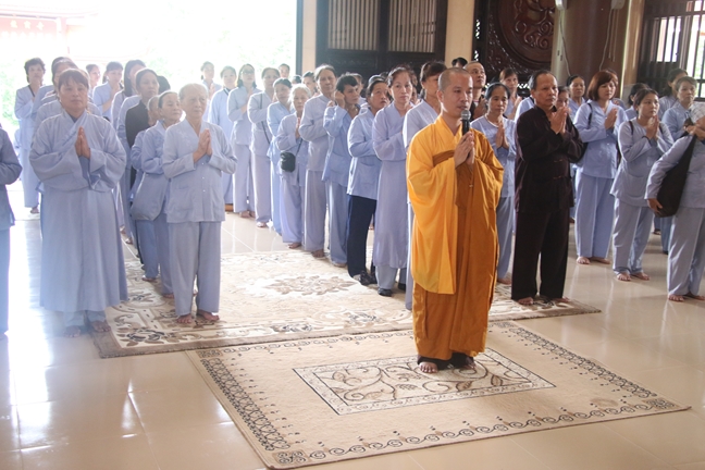 Tieu Dao Pagoda Joyfully Offering Donations to Three Summer Retreat Courses