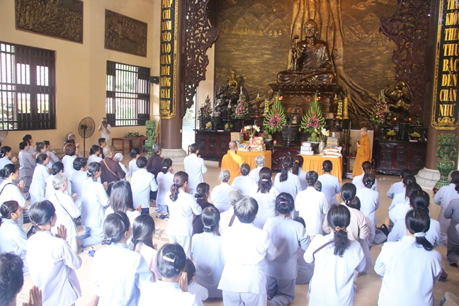 Tieu Dao Pagoda Joyfully Offering Donations to Three Summer Retreat Courses