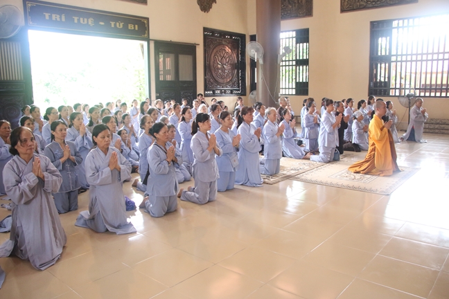 Tieu Dao Pagoda Joyfully Offering Donations to Three Summer Retreat Courses