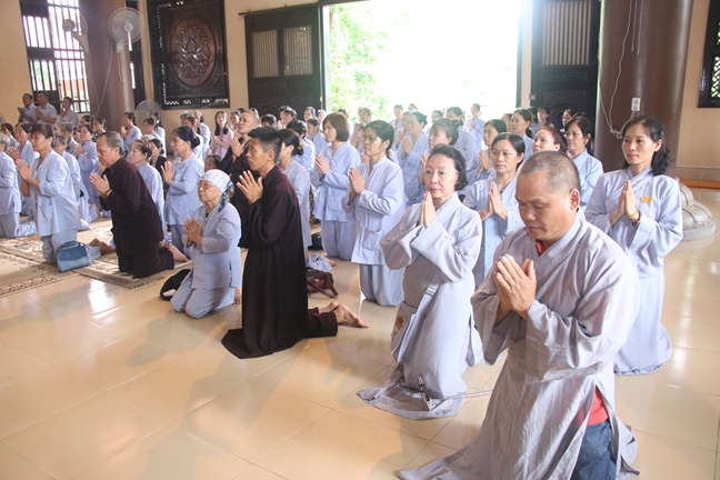 Tieu Dao Pagoda Joyfully Offering Donations to Three Summer Retreat Courses