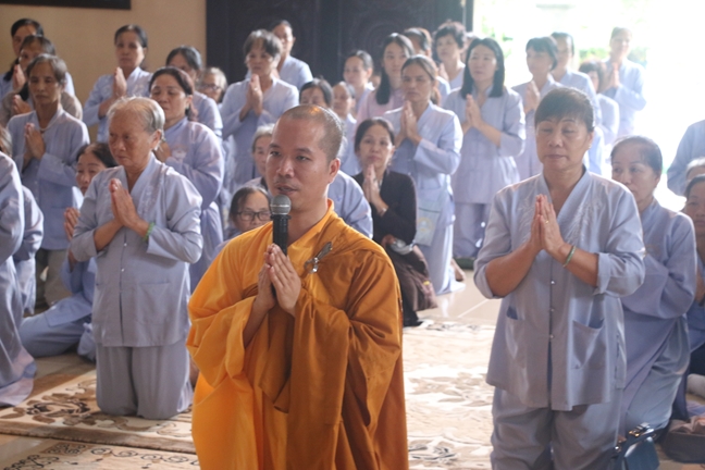 Tieu Dao Pagoda Joyfully Offering Donations to Three Summer Retreat Courses