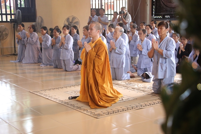 Tieu Dao Pagoda Joyfully Offering Donations to Three Summer Retreat Courses