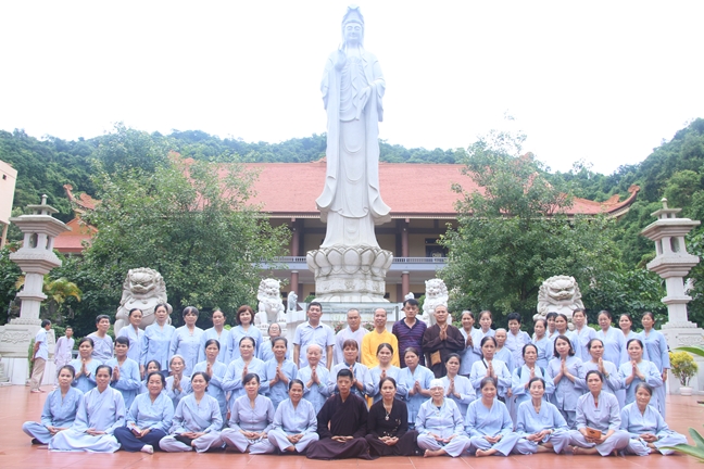 Tieu Dao Pagoda Joyfully Offering Donations to Three Summer Retreat Courses