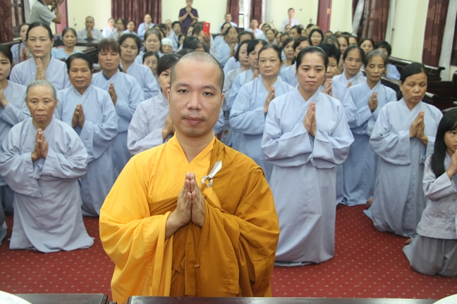 Tieu Dao Pagoda Joyfully Offering Donations to Three Summer Retreat Courses