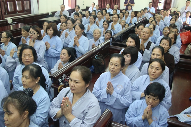 Tieu Dao Pagoda Joyfully Offering Donations to Three Summer Retreat Courses