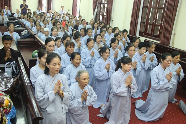 Tieu Dao Pagoda Joyfully Offering Donations to Three Summer Retreat Courses