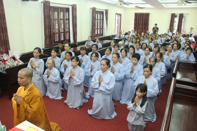 Tieu Dao Pagoda Joyfully Offering Donations to Three Summer Retreat Courses