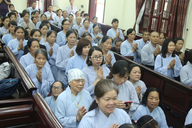 Tieu Dao Pagoda Joyfully Offering Donations to Three Summer Retreat Courses