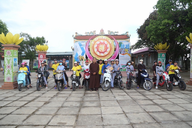 Organizing the charity trip at Dong Cao pagoda