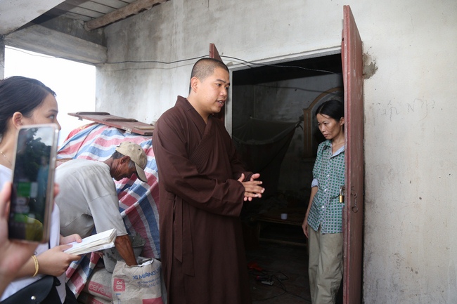 Organizing the charity trip at Dong Cao pagoda