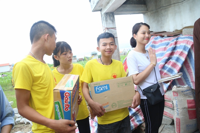 Organizing the charity trip at Dong Cao pagoda