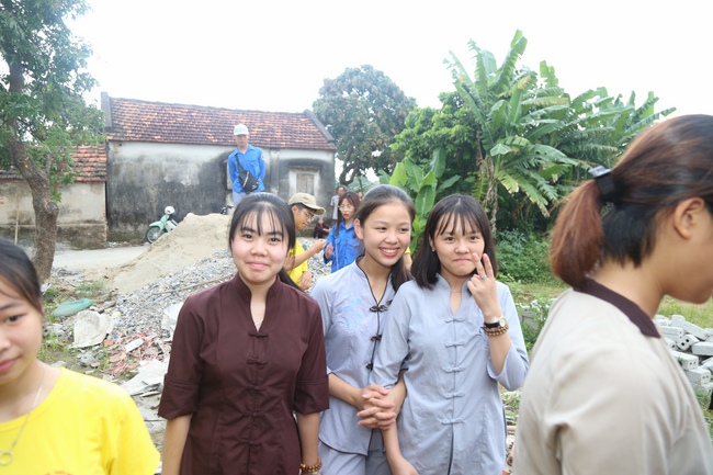 Organizing the charity trip at Dong Cao pagoda