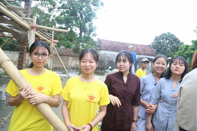 Organizing the charity trip at Dong Cao pagoda