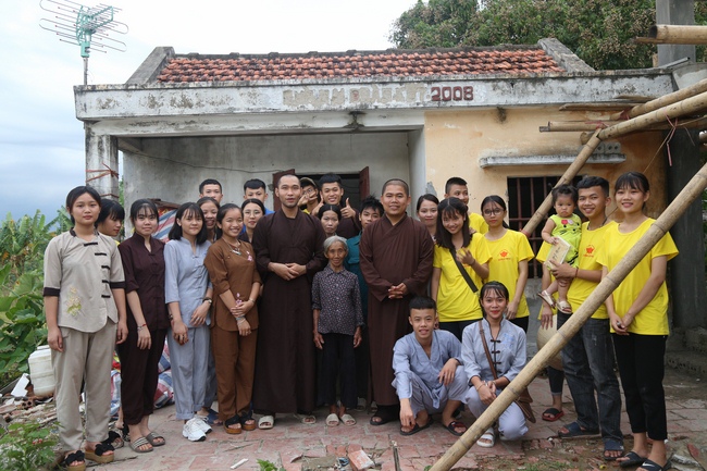 Organizing the charity trip at Dong Cao pagoda