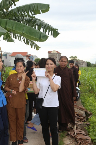 Organizing the charity trip at Dong Cao pagoda