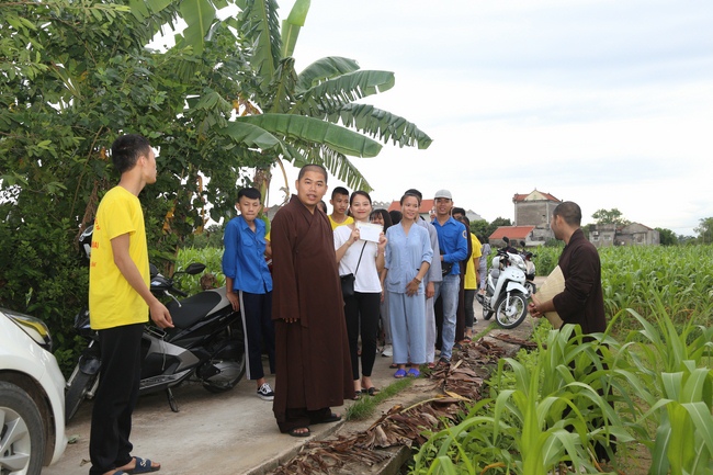 Organizing the charity trip at Dong Cao pagoda