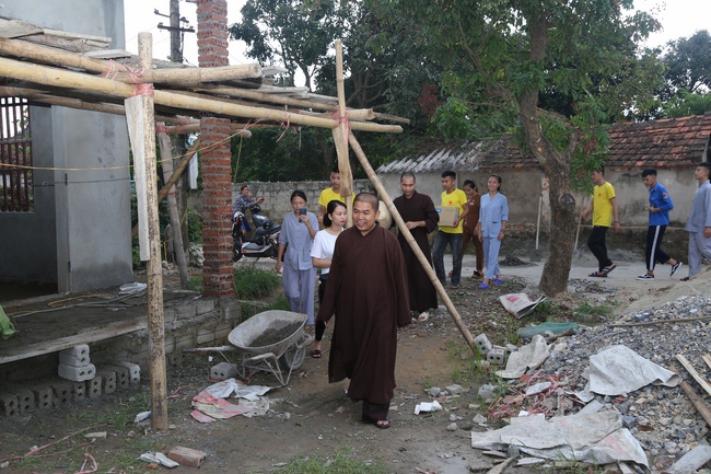 Organizing the charity trip at Dong Cao pagoda