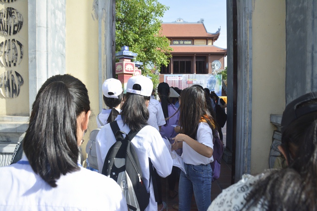 Opening the summer retreat at Tay Khanh Pagoda