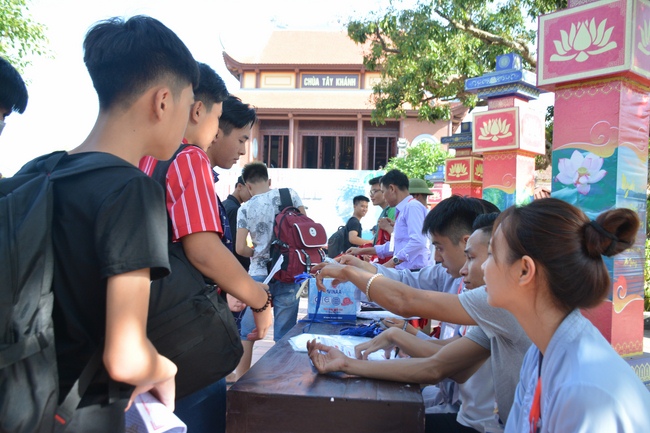 Opening the summer retreat at Tay Khanh Pagoda