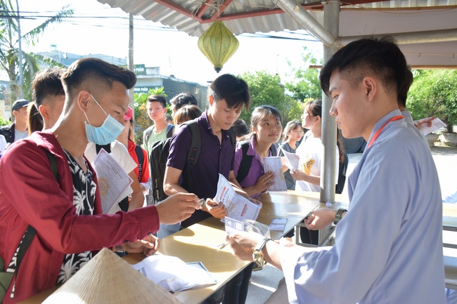 Opening the summer retreat at Tay Khanh Pagoda