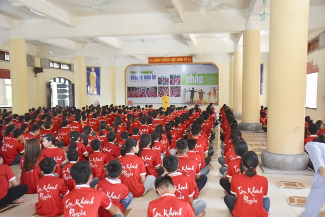 Opening the summer retreat at Tay Khanh Pagoda