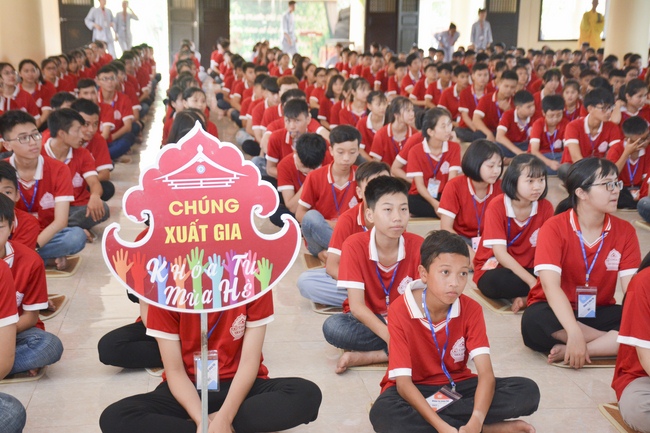 Opening the summer retreat at Tay Khanh Pagoda