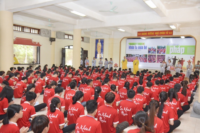 Opening the summer retreat at Tay Khanh Pagoda