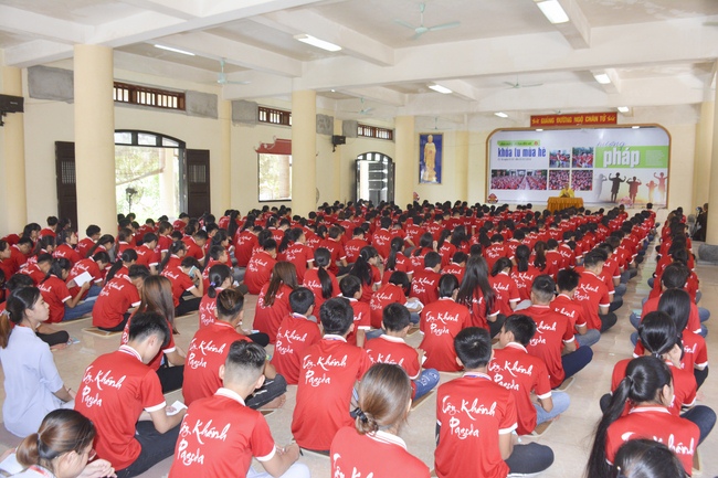 Opening the summer retreat at Tay Khanh Pagoda
