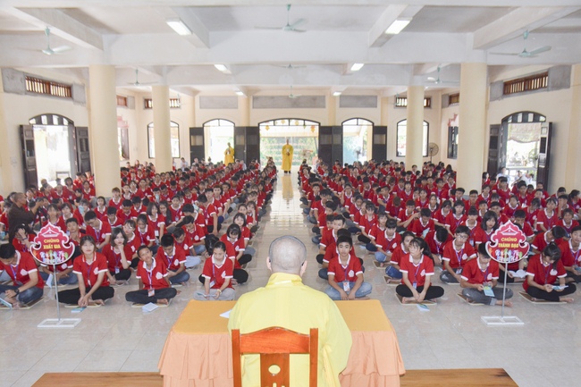 Opening the summer retreat at Tay Khanh Pagoda