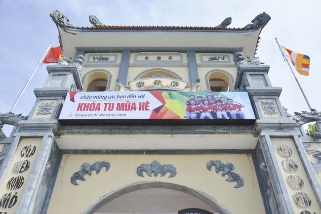Opening the summer retreat at Tay Khanh Pagoda
